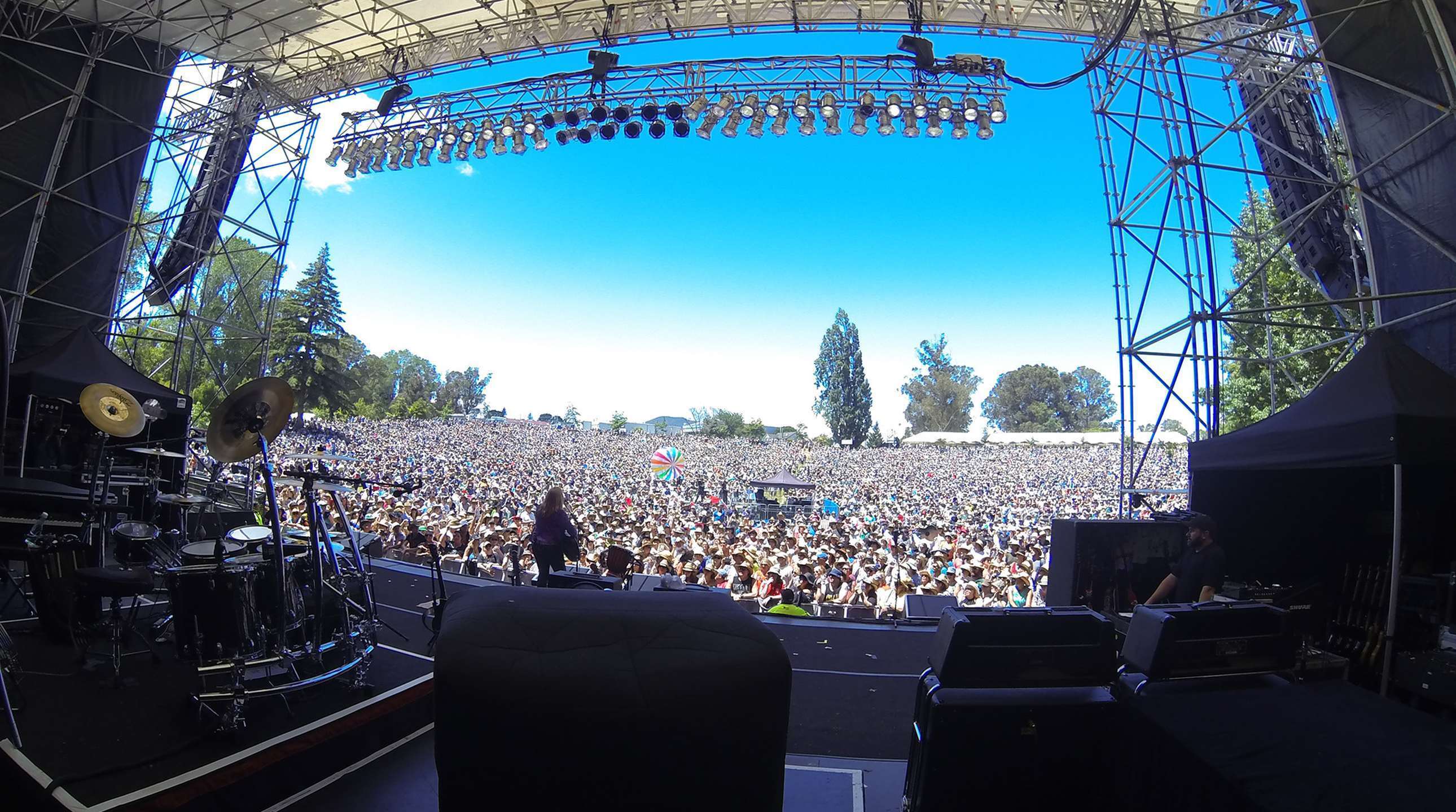 2504_img_taupo_town_music_event_culture_art_summer_crowd_music_festival_band_large_2580x1440