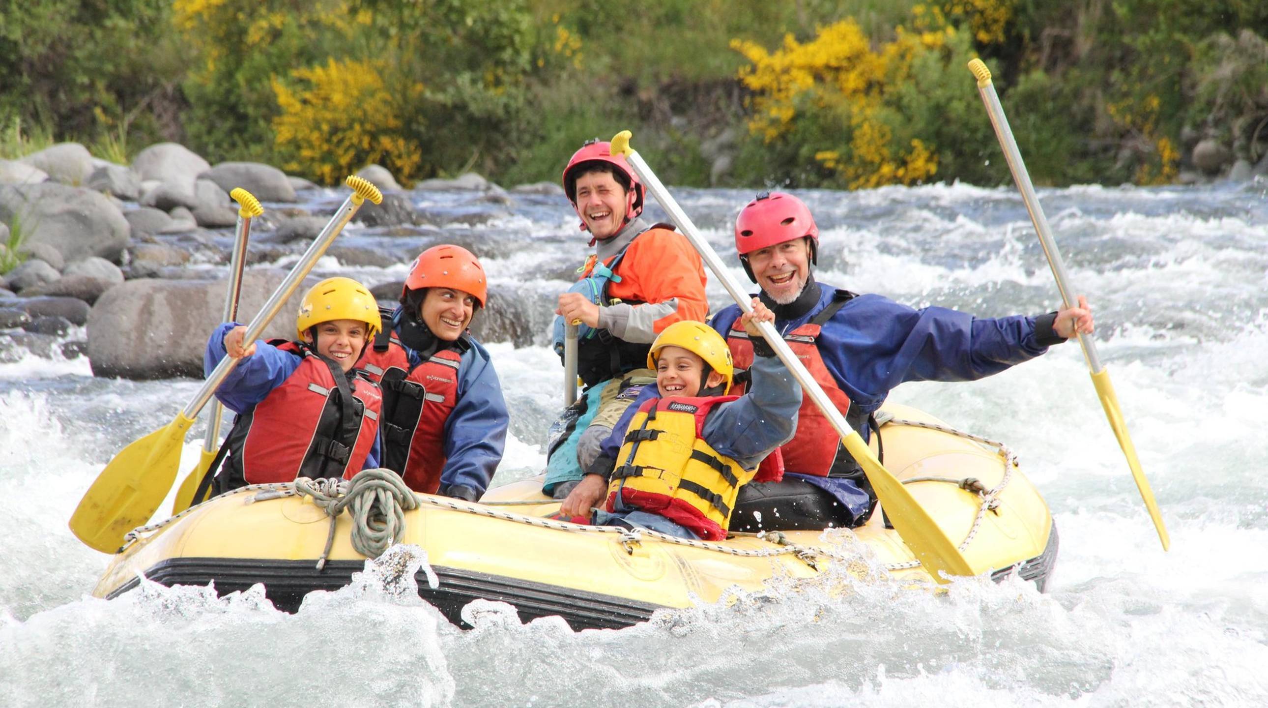 2504_img_turangi_tongariro_river_rafting_adrenaline_white_water_rafting_group_people_waving_rapids_large_2580x1440
