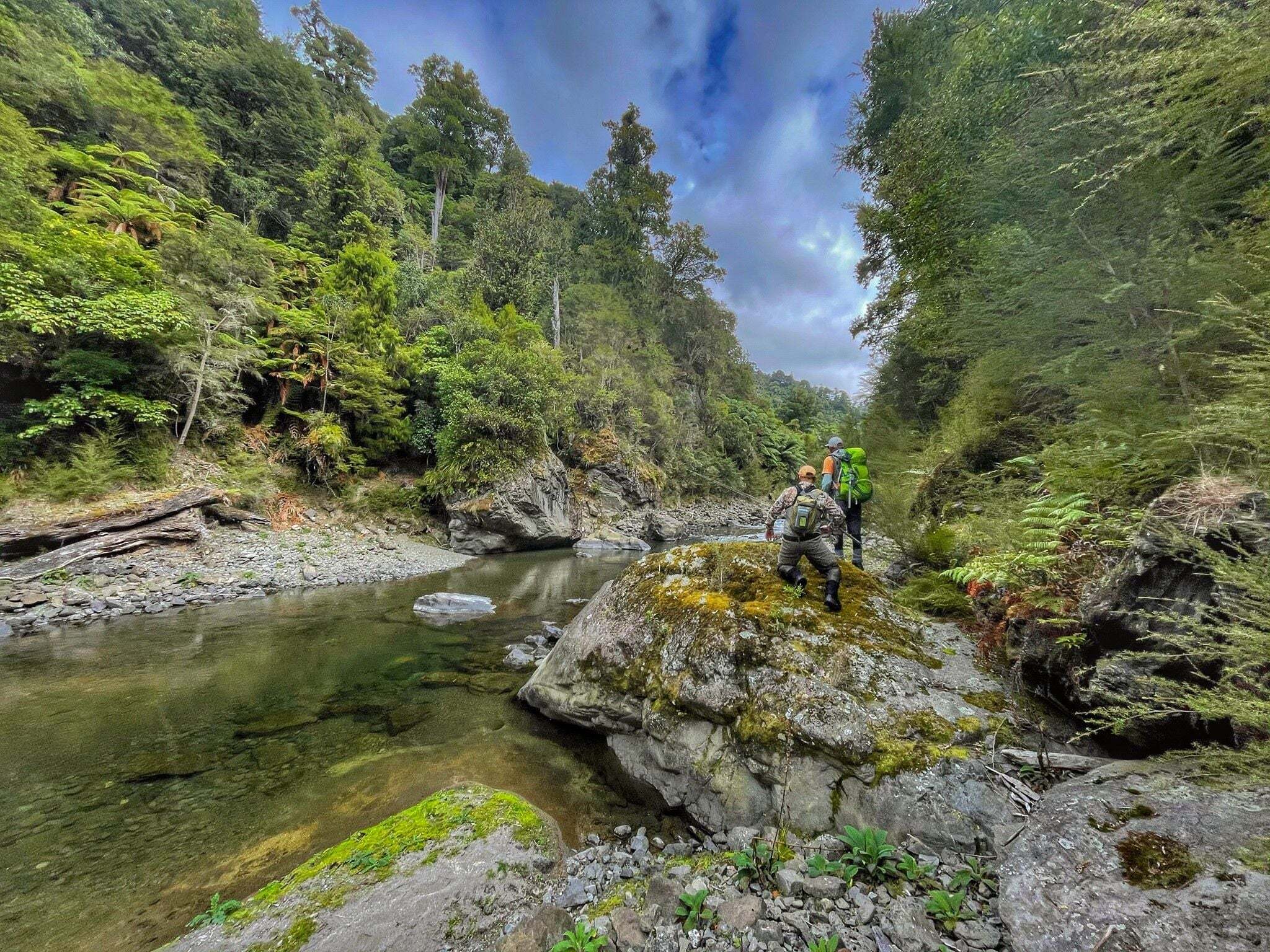 2504_img_turangi_tongariror_river_fishing_men_standing_on_rocks_cliffs