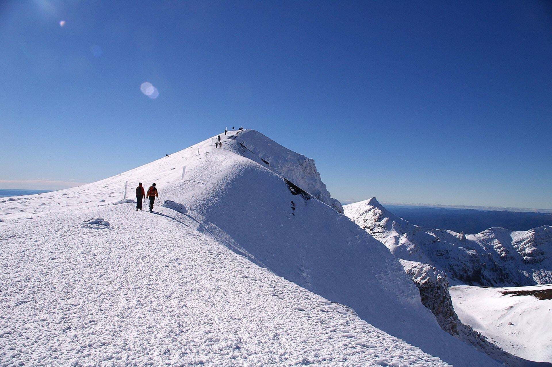 2505_img_taupo_region_adrift_tongariro_alpine_crossing_hiking_snow_winter_scenic_couple