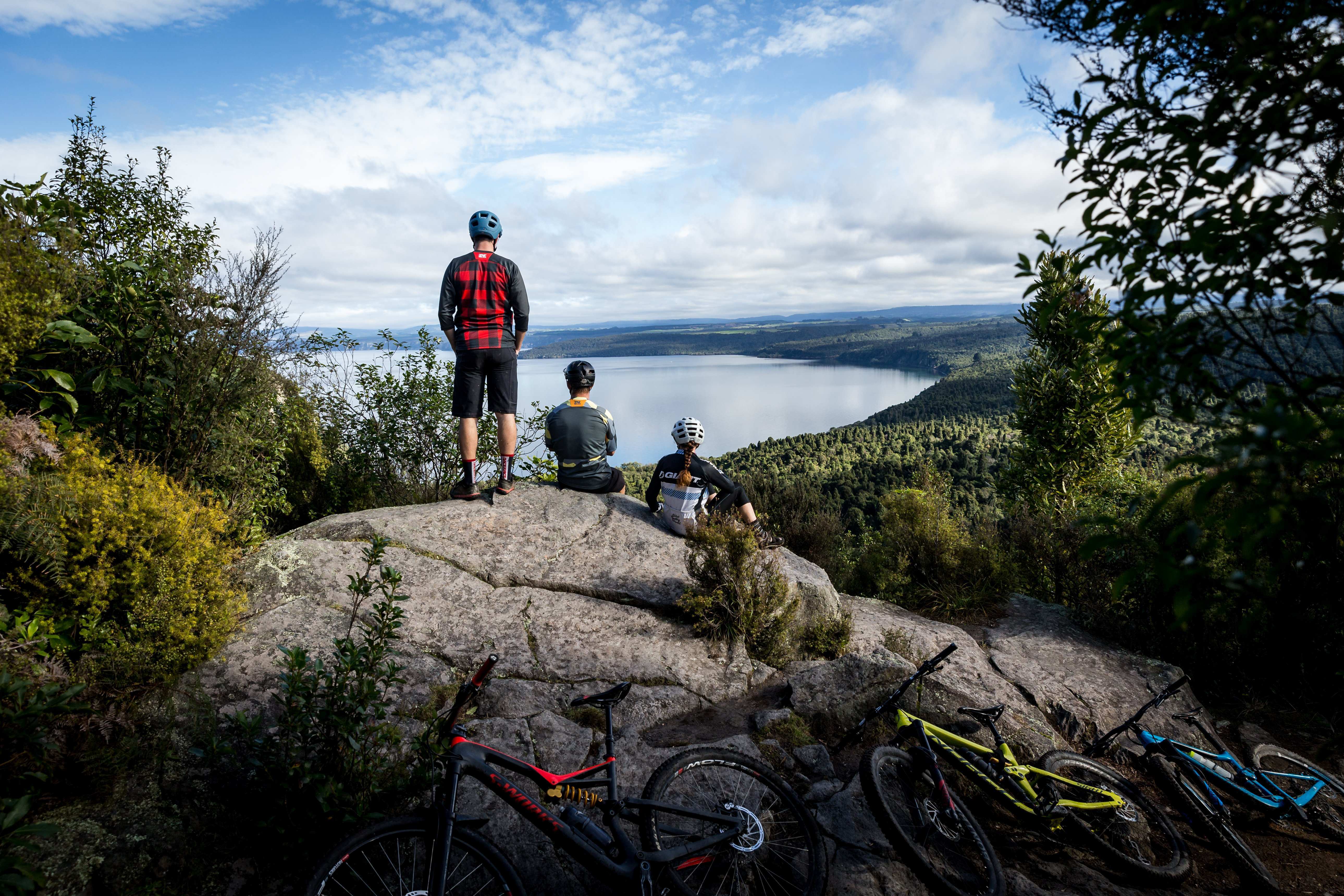 2505_img_taupo_town_supervolcanic_biking_moutain_bikers_sitting_on_rock